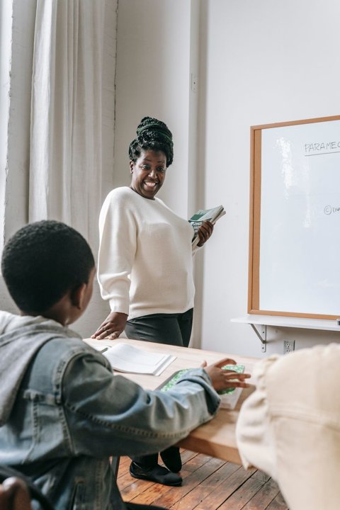 Crée une vidéo éducative réaliste en français sur le thème « Domaines d’applicat